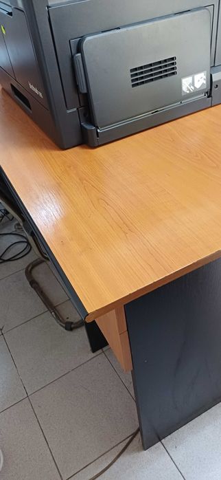 Vând mobilier birou office birouri, măsuţă, rafturi, cuier, corpuri