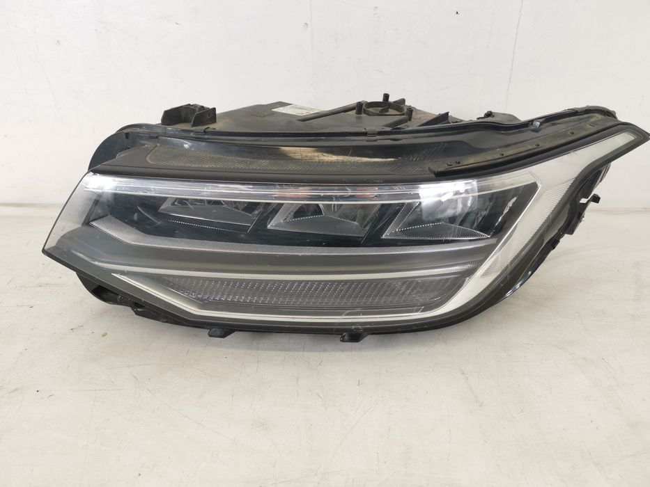 Ляв фар Фолксваген / Volkswagen Tiguan 2 [фейслифт] AD1 Пълен Led Авар