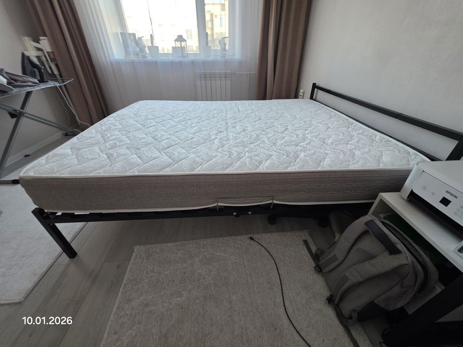 Кровать с матрасом
