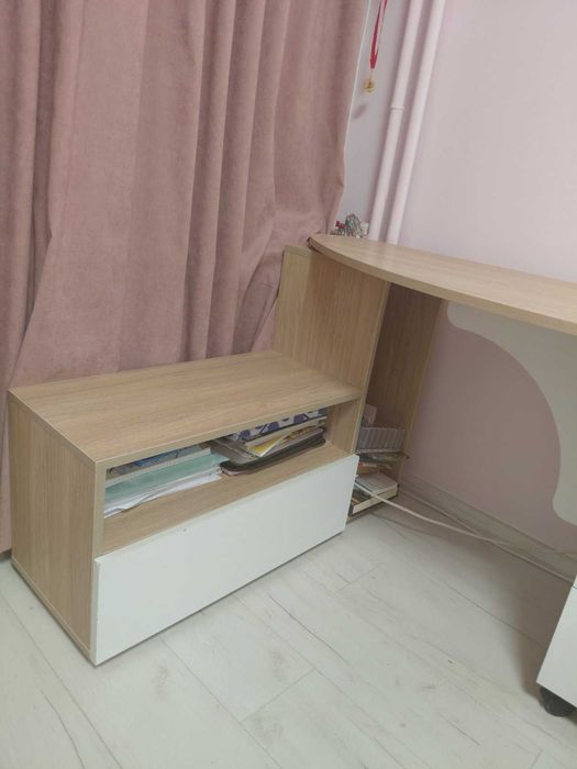 Продавам ученичиско бюро
