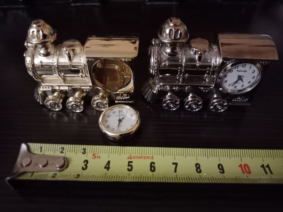 Продам настольные часы  паровозик