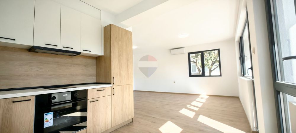 Продава се Тристаен апартамент в Варна, Център - 95 кв.м за 2315 €/кв.м - Снимка #4