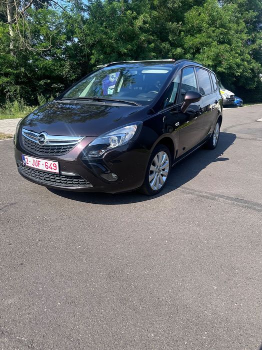 Vând Schimb Opel Zamfira  pe un suv