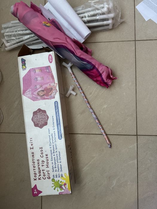 Килимче за игра,сглобяема къщ и картонен сглобяем стол