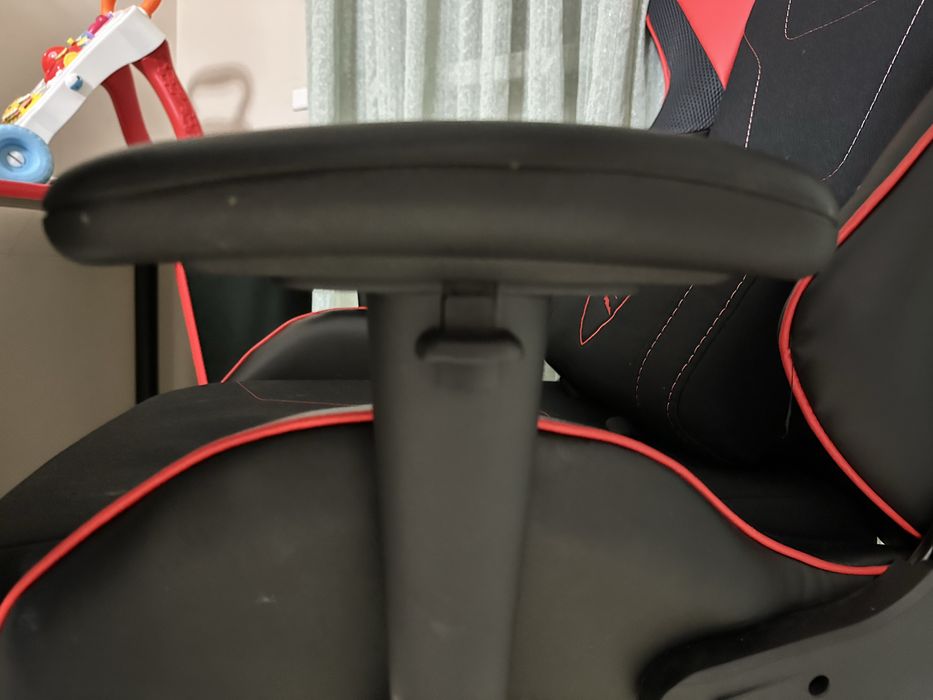 Продам игравое кресло и стол