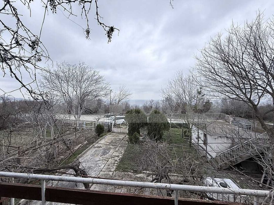 Триетажна вила във вилна зона до Балчик и курорт Албена