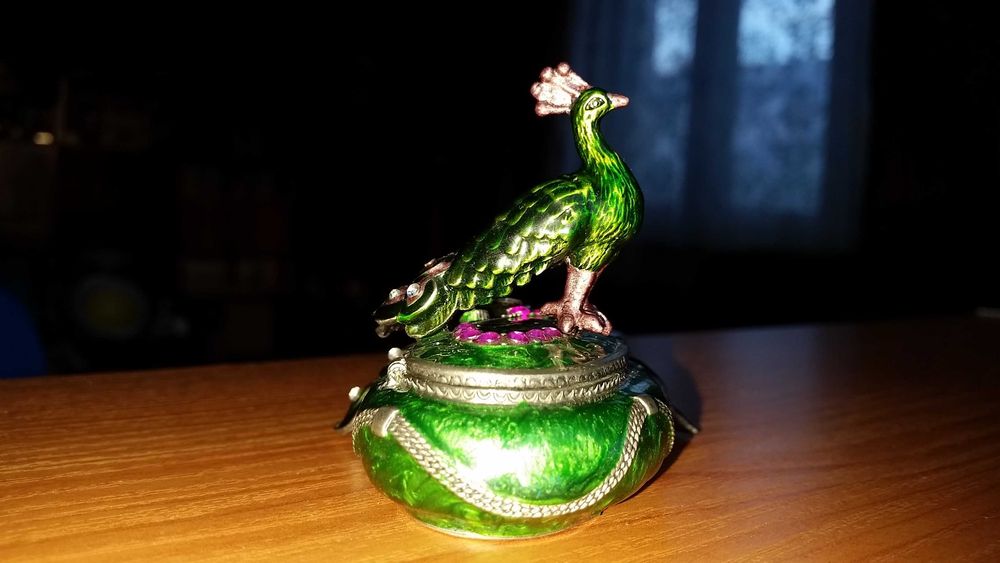 Кутия за бижута- масивен бронз, инкрустирана с камъни