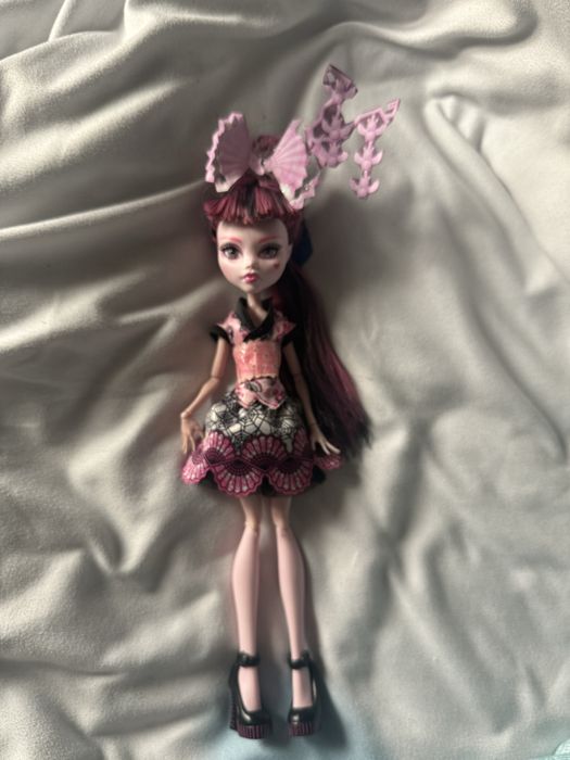 Vand papusa monster high draculaura monster exchange CITITI DESCRIEREA