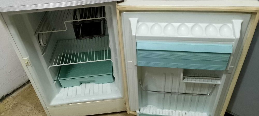 малък хладилник работещ.