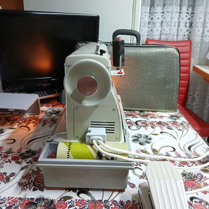 Masina de cusut VCTORIA ZICK ZACK în totalitate din metal