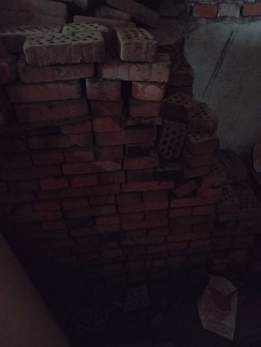 Тухли еденички с дупки, ни здрави от старите тухли неизползвани