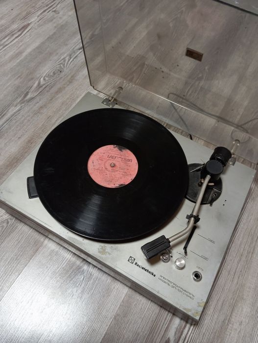 Продам виниловый проигрыватель