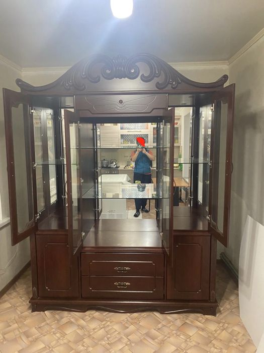 Сервизный шкаф в отличном состоянии