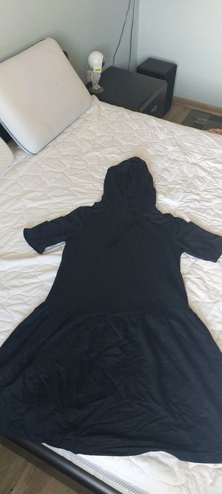 Rochie neagra, cu gluga,  maneci scurte
