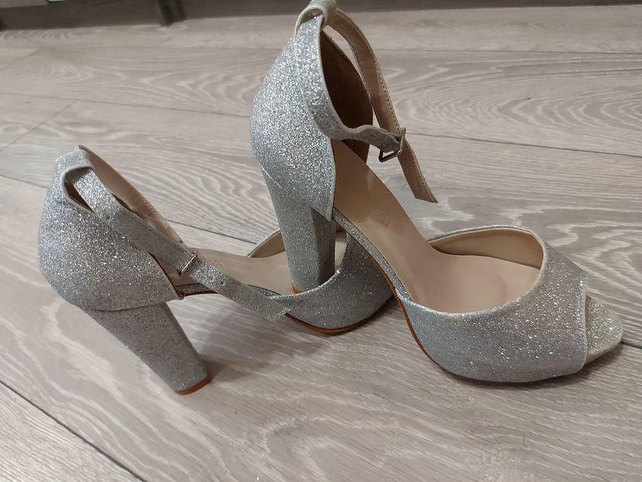 Елегантни сандали