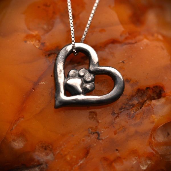Сребърен медальон 925Сърце и лапичка–талисман на любовта към животните