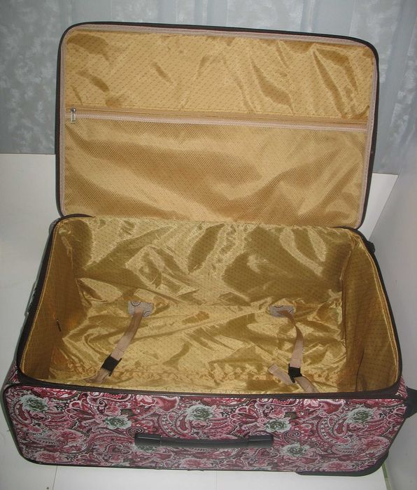 Чемодан с ручкой на колёсиках