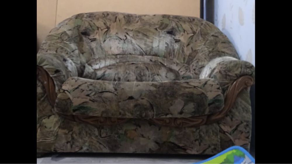 Продам м/уголок,пуфик.б/у 2000т