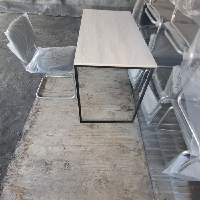 стол стул стелаж.