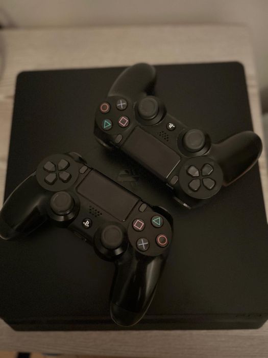 Vand playstation 4 cu 2 controllere + jocuri