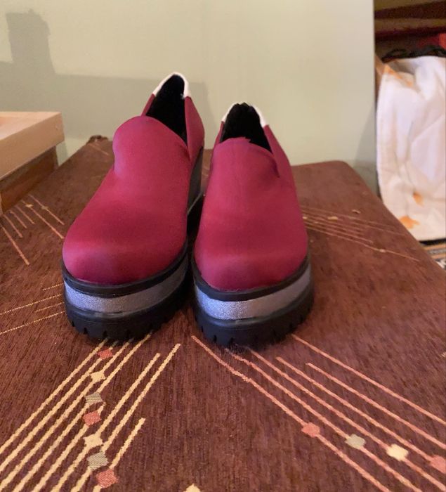 Червени обувки на ток
