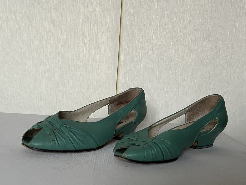 Продаются туфли, шлепки разные