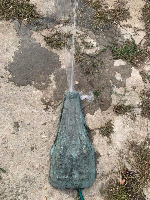 Cijmea decor piscina in forma de hipopotan si crocodil din bronz