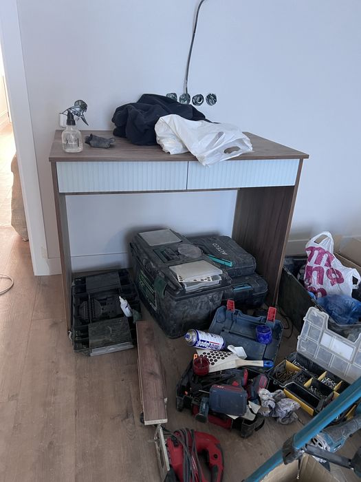 Навесной шкаф и стол