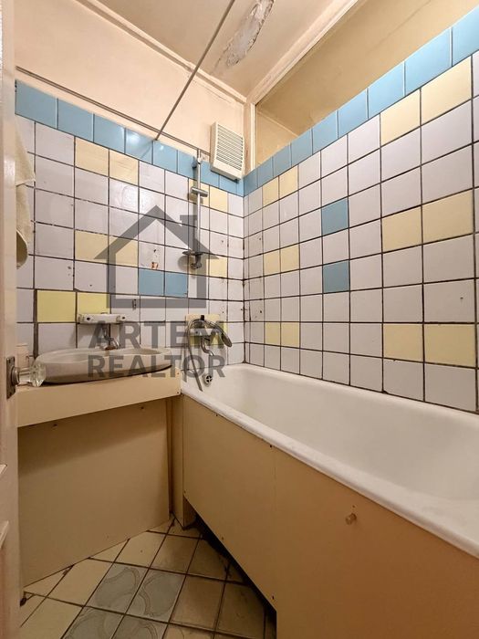 4/2/4 Буюк Ипак ийули,171 школа,78 м2,балкон 2*6,кирпич,без ремонта