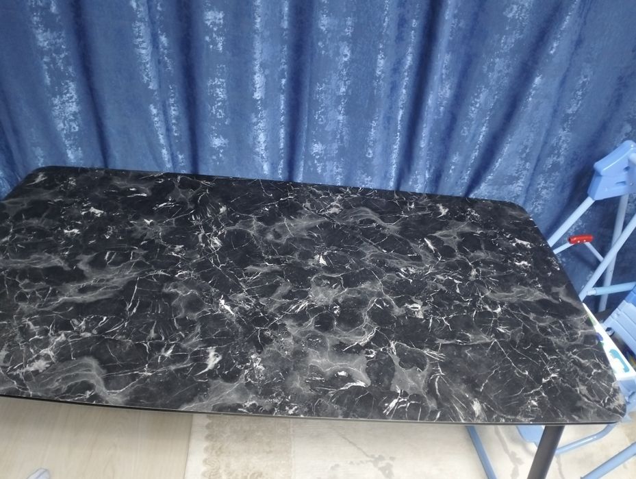 Стол сол стулями в мести