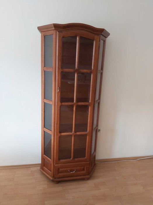 продавам изящен поръчков трапецовиден скрин: 80 см задна 40 см предна