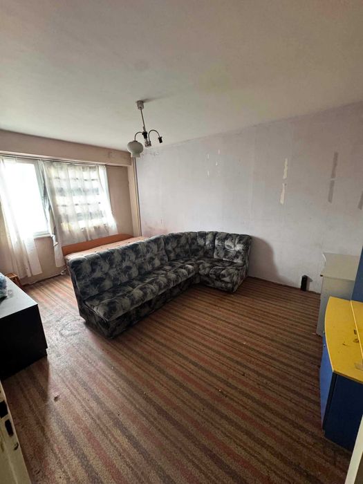 Продава се гарсониера с площ 44 кв.м. в панелен блок, ж.к. "Изток", близо до "Енергото"