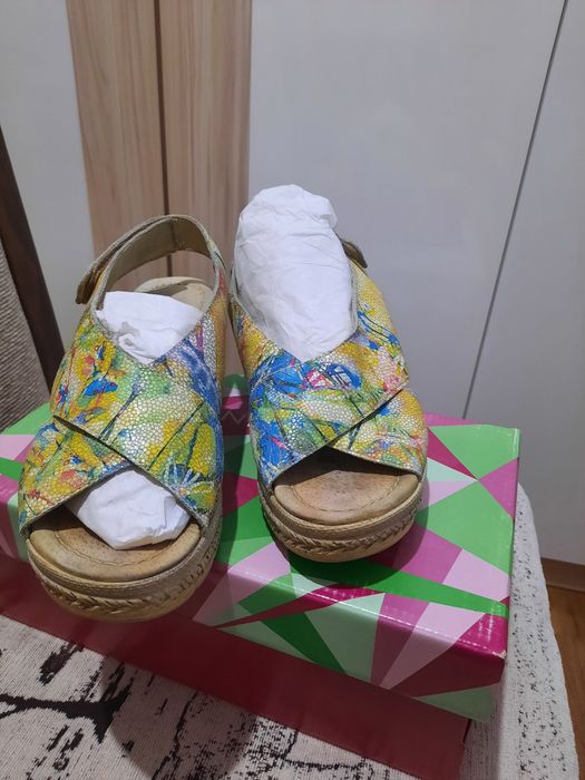 Босоножки кожаные