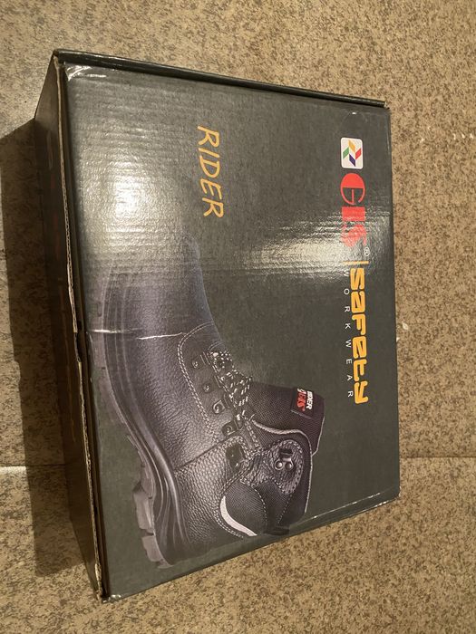 Продам зимние спецботинки новые.