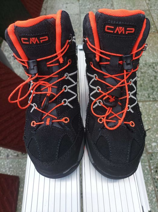 Номер 34. Естествен лак, кожена стелка. Нови. 25 лв.