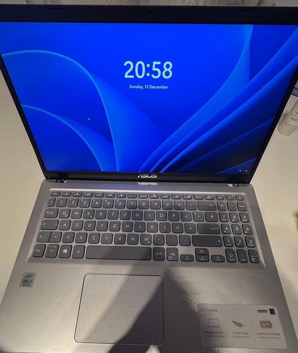 Vând ASUS vivobook.