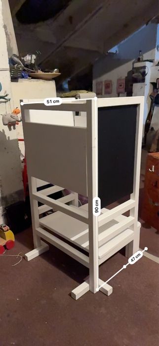 Learning tower montessori ajustabil, cu tablita de colorat.