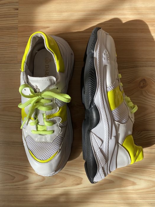 Бели маратонки на Дарис, 39 номер