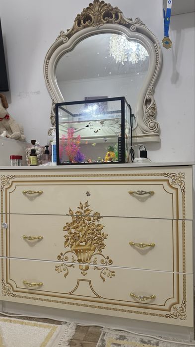Продам комод с зеркалом