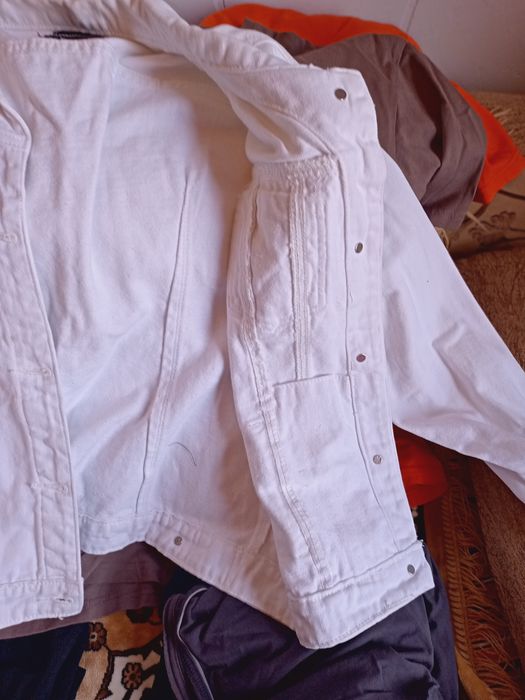 Продам белую джинсовую куртку ,привезённая