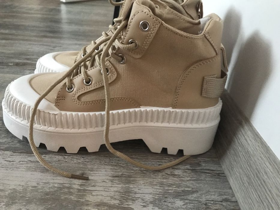 Бежови кецове