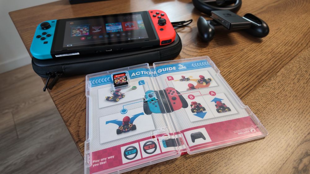Vând Nintendo Switch (model standard) + Mario Kart 8 Deluxe + 2 volane