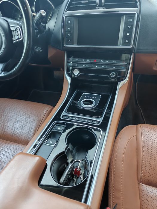 Jaguar XE 2016 Portfolio 2.0 2WD 180 HP