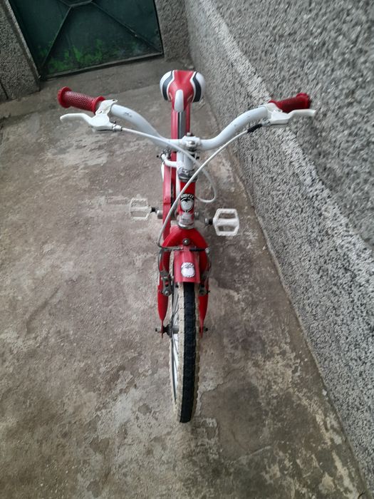 Детско червено колело с помощни колела