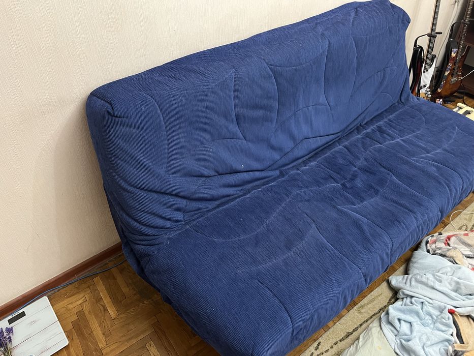 Домашний широкий диван