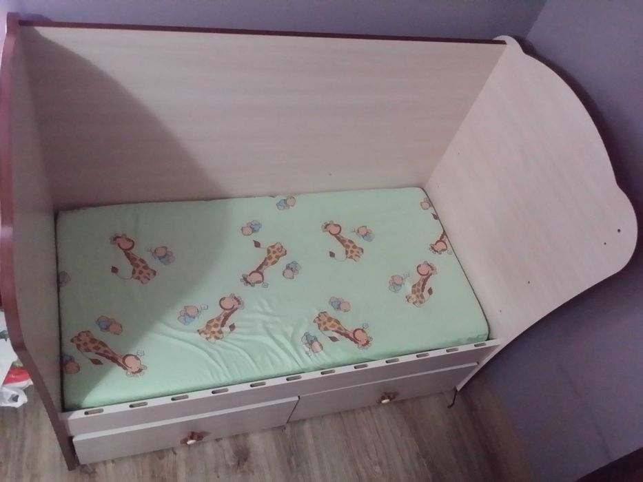 Бебешка количка и дървена кошара