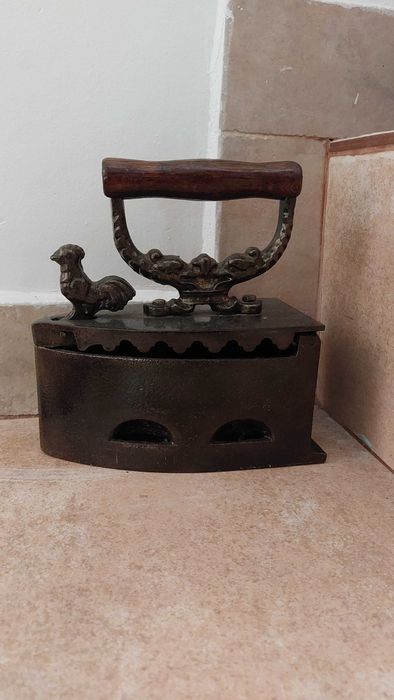 Fier de calcat Vintage pe carbuni