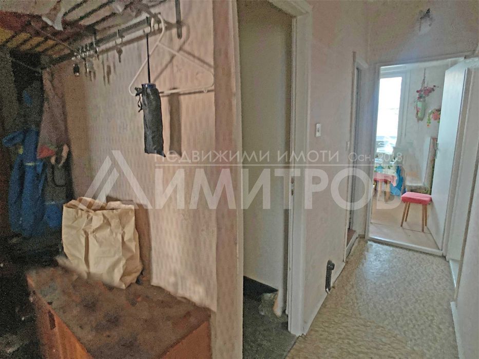 Продава се тристаен апартамент (3+1) 77 кв.м. в саниран блок в гр. Нови пазар в района на Бялта чешма на града.