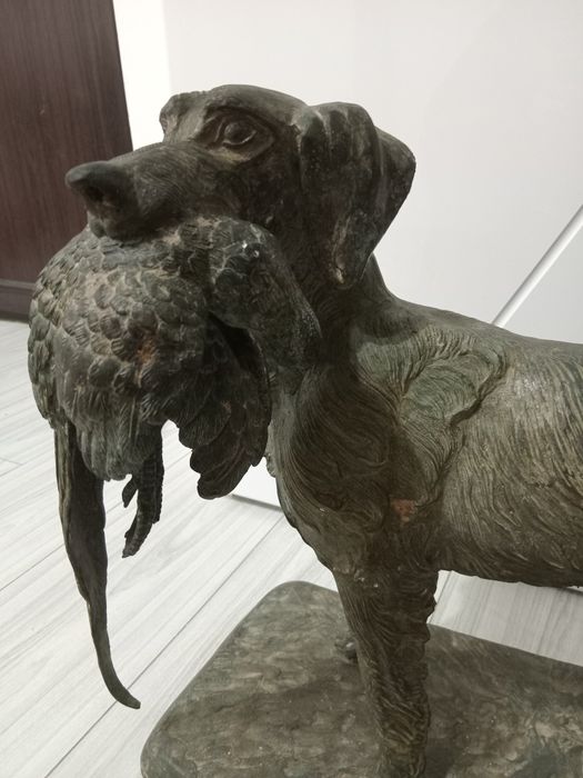 Vand o statueta din bronz