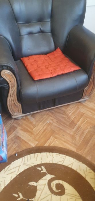 Canapea fixă și fotoliu .